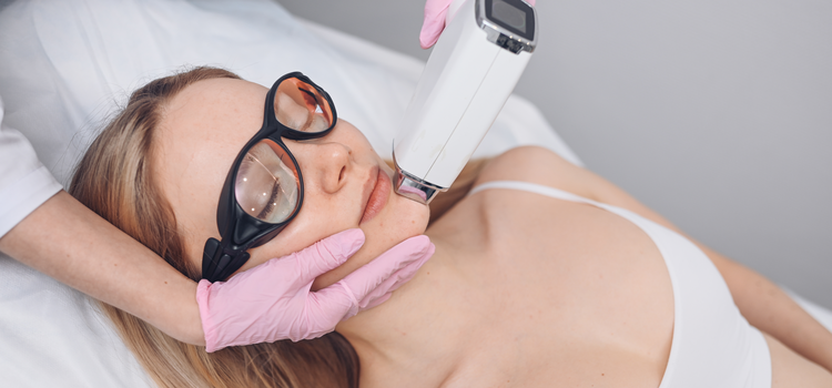 gy&ouml;ny&ouml;rű bőr l&eacute;zer seg&iacute;ts&eacute;g&eacute;vel