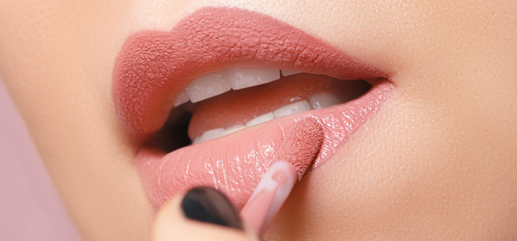 r&uacute;zsv&aacute;laszt&aacute;s felt&ouml;lt&ouml;tt ajkakra